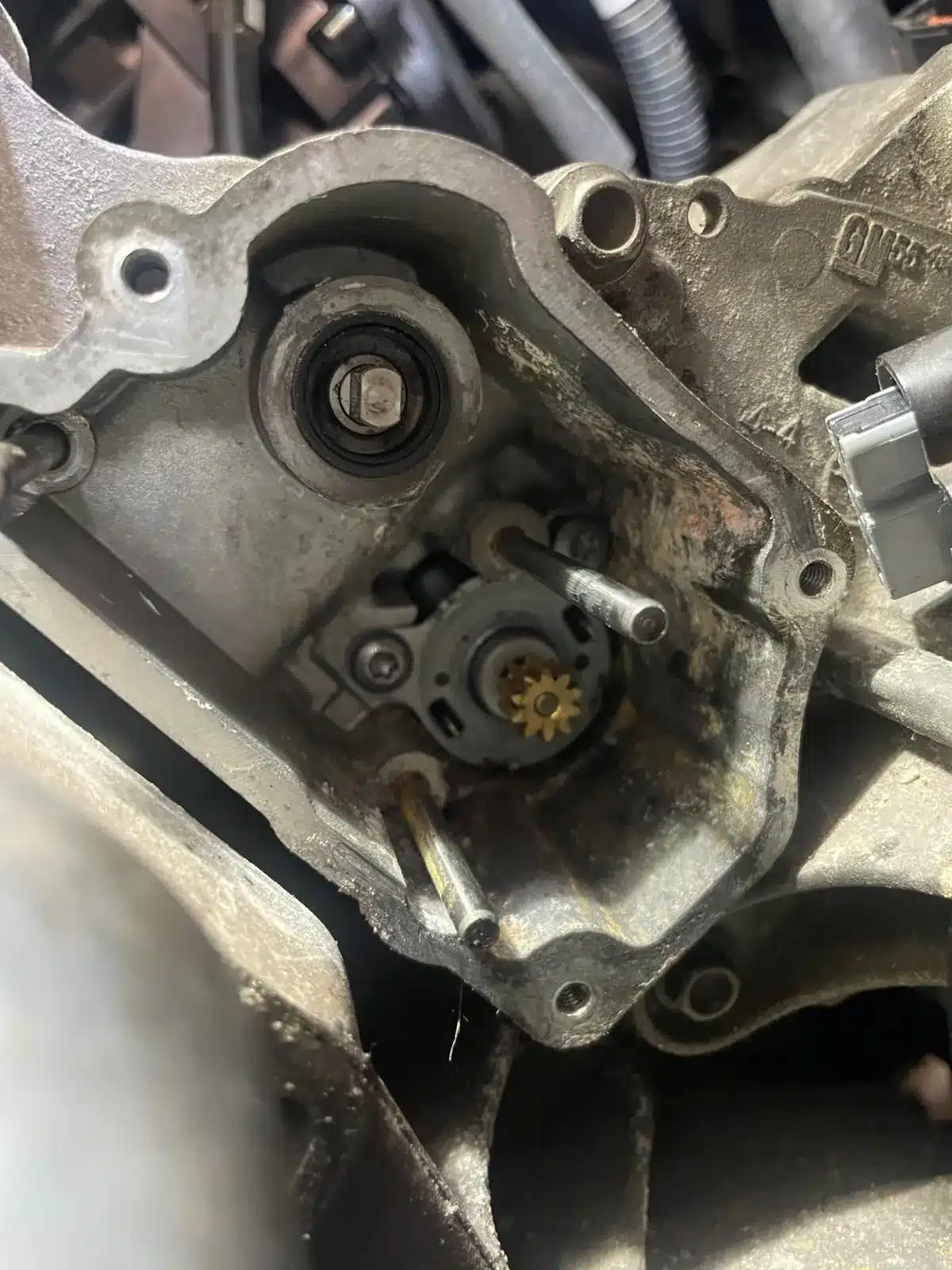 Модул на водната помпа и термостата на Opel 1.5 дизел (D15DVH / D15DVC) върху двигателя със свален капак на корпуса на мотора